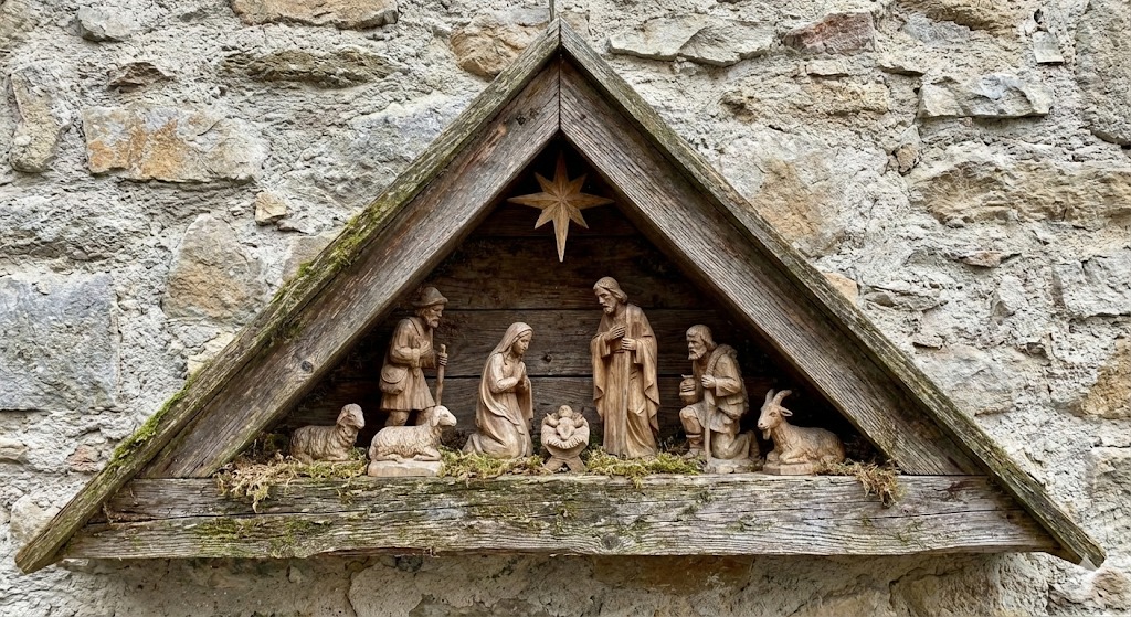 Micropesebre trinitario:en un triángulo qué representa a Dios Trinidad está el Nacimiento. Lo puedes guardar para tu escritorio o mesa de trabajo. Bendición para todo el año