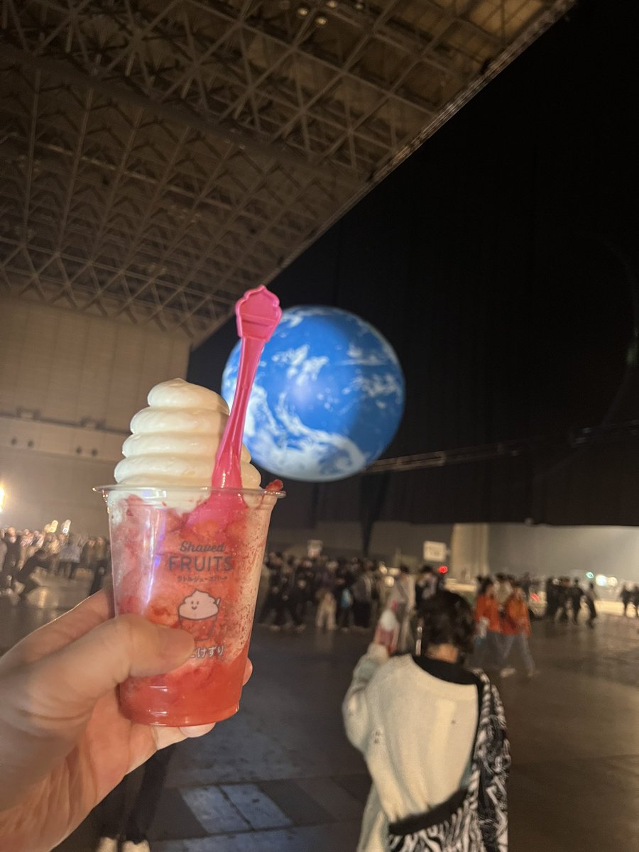 羊文学からsumika、アジカン、BUMPでした。
CDJ楽しかったー！

BUMP後が混みすぎて食べたいちご削りと地球を添えて