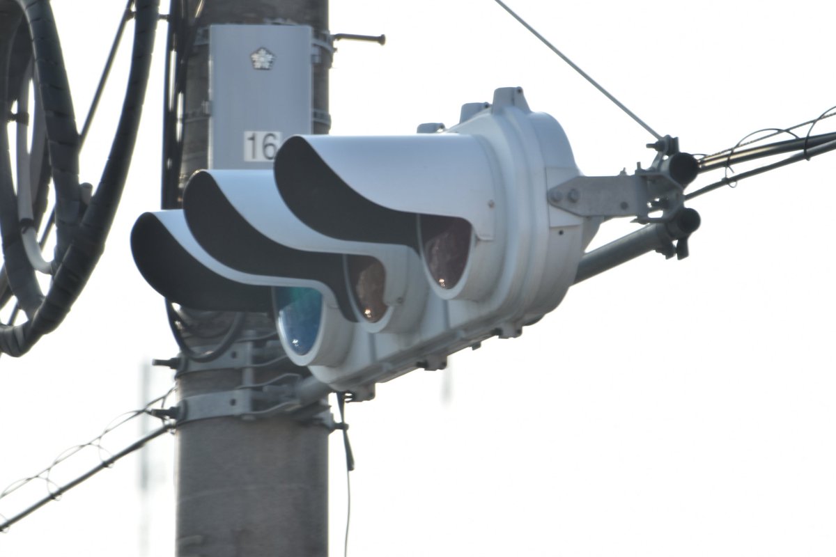 Roy_signal's tweet photo. こちらも撮影。
安佐北区に設置当時、広島市内に住んでおりながら撮影を逃してしまった灯器。
明らかに黄色の庇の違い、背面の違和感で、
この灯器の特殊性が分かる。
※元々青赤の二灯位だったものに、黄灯を追加。 https://t.co/YKOxn8ovf8