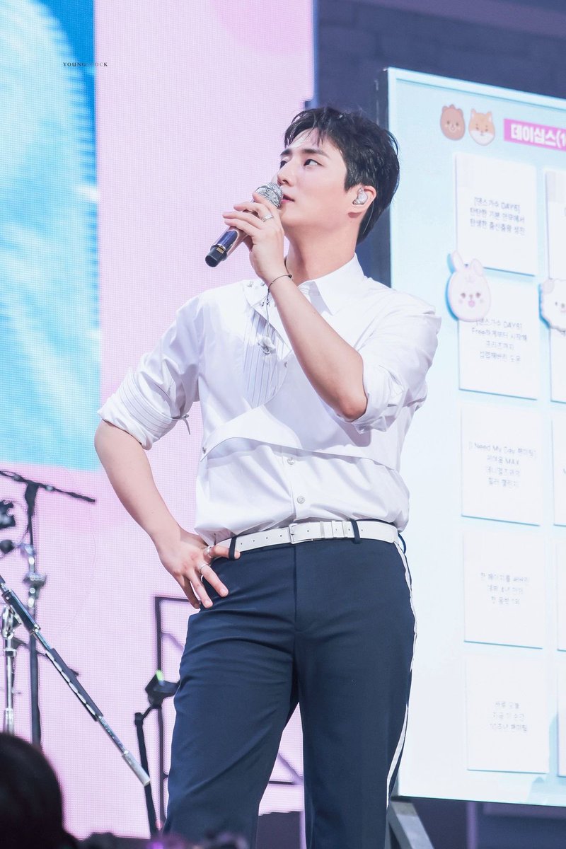 신은 대체 무슨 맘을 먹고
이 남자를 이런 몸매로
태어나게 해주셨지?