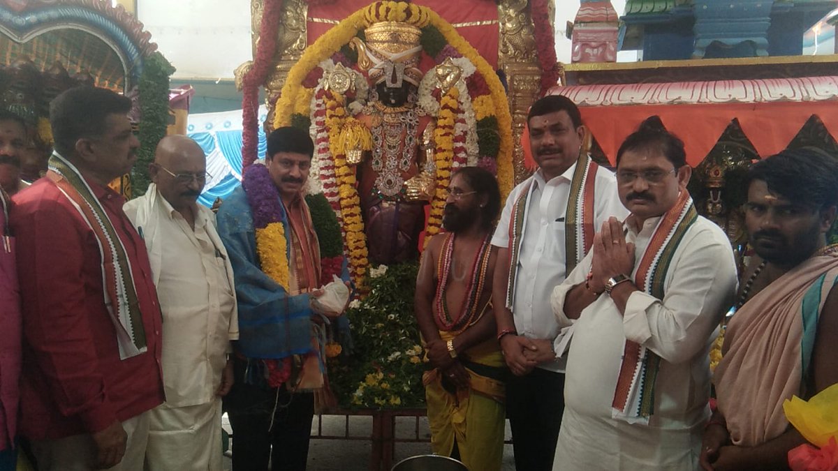 ಪವಿತ್ರ ವೈಕುಂಠ ಏಕಾದಶಿಯ ಪ್ರಯುಕ್ತ, ಹೆಬ್ಬಾಳ ಕ್ಷೇತ್ರದ ಮನೋರಾಯನ ಪಾಳ್ಯ, ನಾಗೇನ ಹಳ್ಳಿ ವಾರ್ಡ್ ನಲ್ಲಿರುವ ಶ್ರೀ ನರಸಿಂಹಸ್ವಾಮಿ ದೇವಸ್ಥಾನಕ್ಕೆ ಭೇಟಿ ನೀಡಿ, ಭಗವಂತನಿಗೆ ವಿಶೇಷ ಪೂಜೆ ಸಲ್ಲಿಸಿ ದರ್ಶನಾಶೀರ್ವಾದ ಪಡೆಯಲಾಯಿತು.

ವರ್ಷದ ಎಲ್ಲಾ ಏಕಾದಶಿಗಳಿಗಿಂತ ವೈಕುಂಠ ಏಕಾದಶಿಯು ಅತ್ಯಂತ ಶ್ರೇಷ್ಠವಾದುದು.