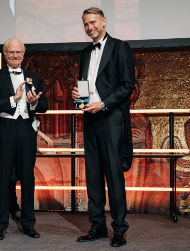 Ett av världens äldsta, internationellt listade erkända industriminnen - Boberghallen - lät Peter Carlsson riva för att ge plats för Northvolts expansion.

För Northvolt fick Carlsson ta emot IVA:s guldmedalj ur kungens hand.

Northvolt lämnade förutom schaktmassor efter det