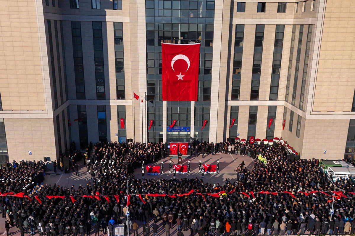 Şehit Polis Memurlarımız İlker Pehlivan, Turgut Külünk ve Yasin Koçyiğit Yalova İl Emniyet Müdürlüğü’nde düzenlenen resmi törenle; İçişleri Bakanımız Sayın Ali Yerlikaya, Emniyet Genel Müdürümüz Sayın Mahmut Demirtaş, Jandarma  Genel Komutanımız Orgeneral Sayın Ali Çardakçı,