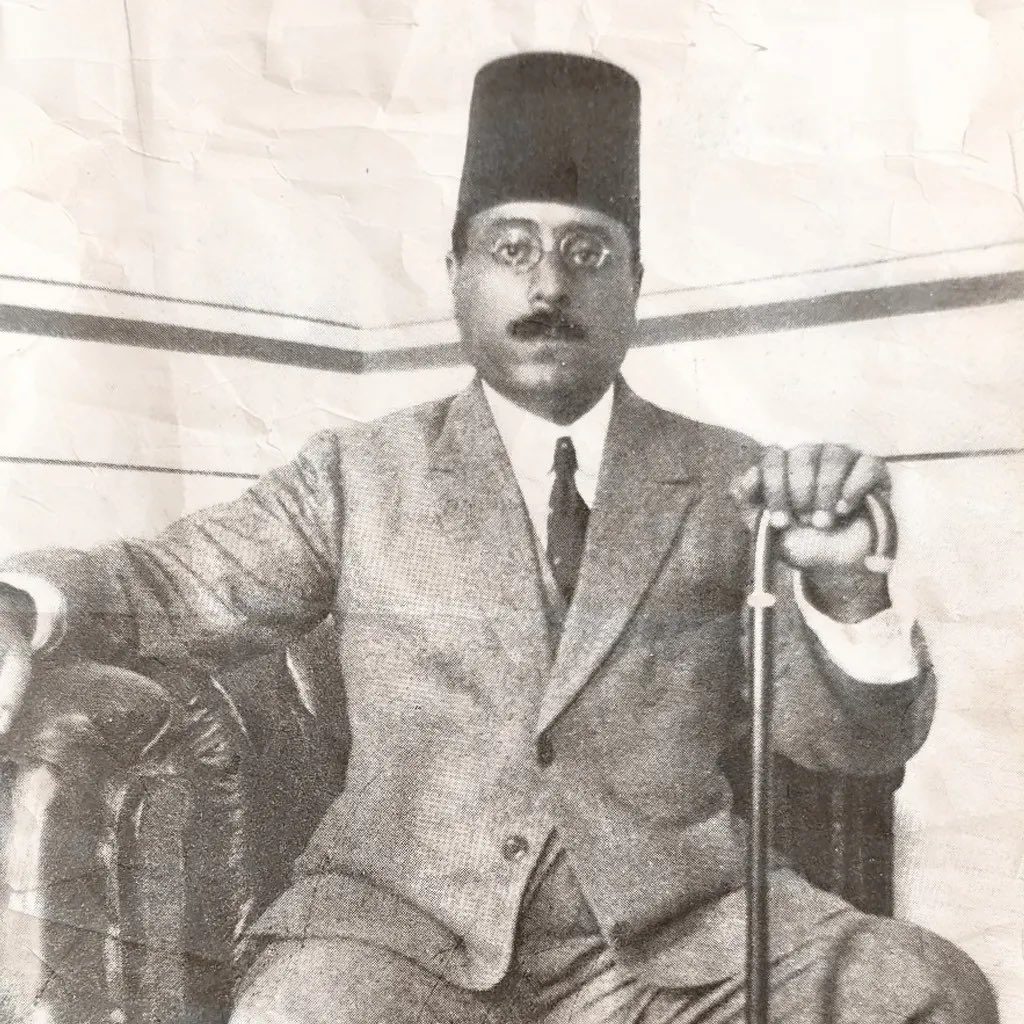 aasf1973's tweet photo. حدثت جفوة بين الأديبين الكبيرين إبراهيم المازني وعبد الرحمن شكري، وطال الخصام بينهما ..
ثم إن المازني كتب كلمات فيها كثير من الإنصاف والاعتذار والندم ..
وكان أجمل ما فيها اعترافه بأن شكري هو من أخذ بيده في طريق الأدب، وأراه مواقع الزلل ليحذرها، وحثه على التزود من الثمين، وقاده لمعرفة جملة كبيرة من نتاج أدباء العرب والغرب.
وحول هذا الخصام وما تلاه من الاعتذار كتبت أقلام وأذيعت أخبار .. وكان ��لوفاء من المازني هو أعلى ما تراه في تلك الحادثة ..

من [كتاب على هامش الحرف] الدكتور عبدالله الشهري