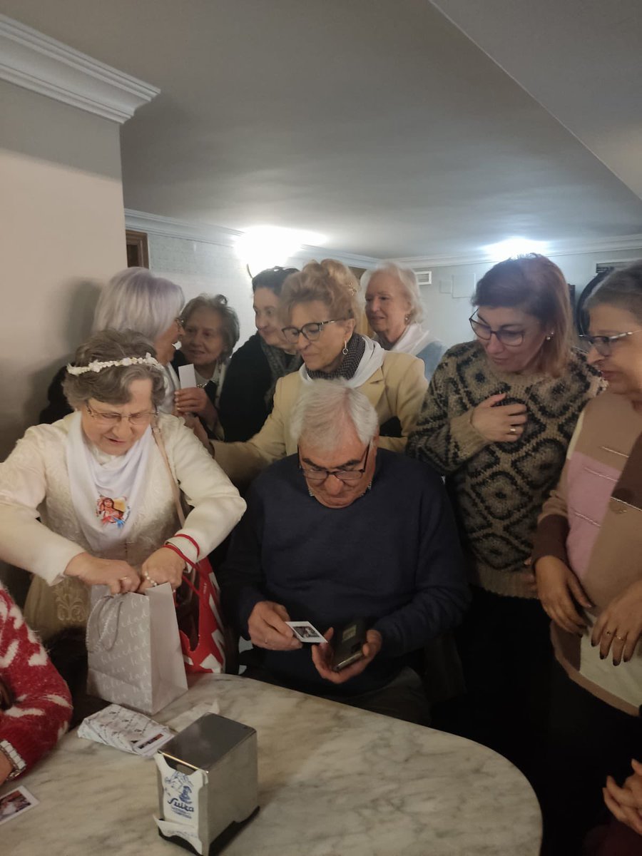 Con alegría, nos hemos unido a la celebración, presidida por nuestro Obispo D. Ángel Román, en la que, Mª Carmen Grueso, miembro de nuestro apostolado de la #DivinaMisericordia, se ha consagrado como “esposa de Jesucristo”, en el #OrdoVirginum.

Damos gracias por su si al Señor.