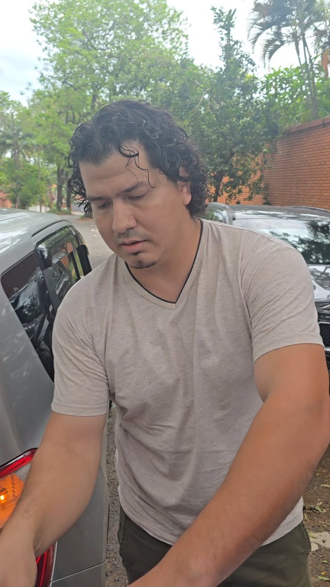 juankilezcano's tweet photo. Este hijo de puta estaba cerrando el paso sobre Moises Bertoni. Agredió y huyó, solo para esconderse después de dos oficiales que estaban haciendo guardia privada y que lo dejaron ir. 

Si alguien lo conoce, por favor sus datos al privado. https://t.co/bfFMPqvFZE