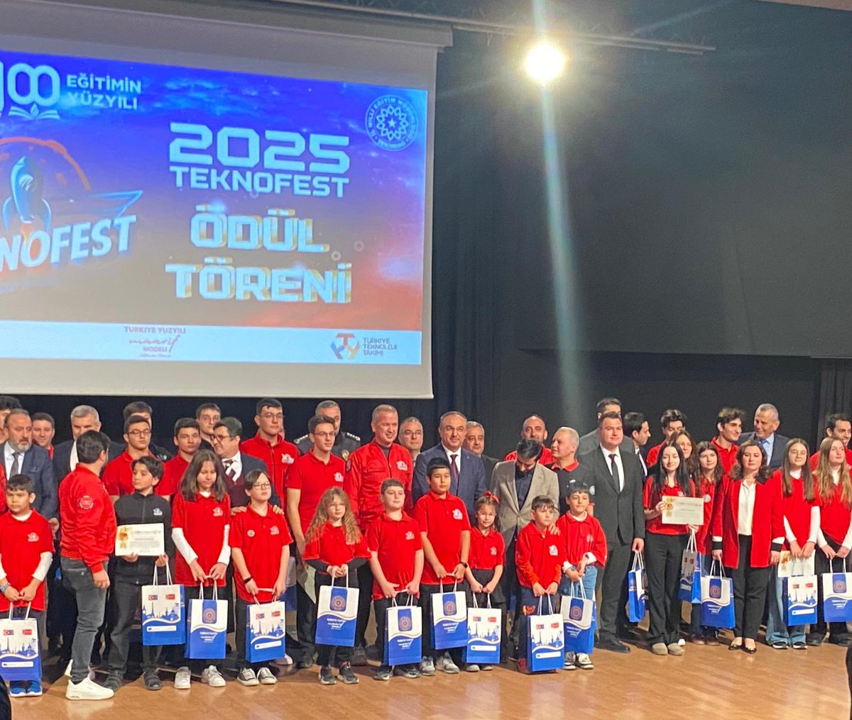CorluOdas's tweet photo. Okulumuz TEKNOFEST takımı “Piri Reis Tayfa”  2025 Türkiye finalisti okullar ile birlikte, Tekirdağ Valisi Sayın Recep SOYTÜRK’ ten ödülünü aldı. Danışman öğretmenimiz Tolgahan KARACA’ yı, öğrencilerimiz Ali Fikri GAZİ, Defne ÇOLDUK ve Yavuz SelimAYDIN’ ı kutluyoruz. https://t.co/IB7xkzIxxZ