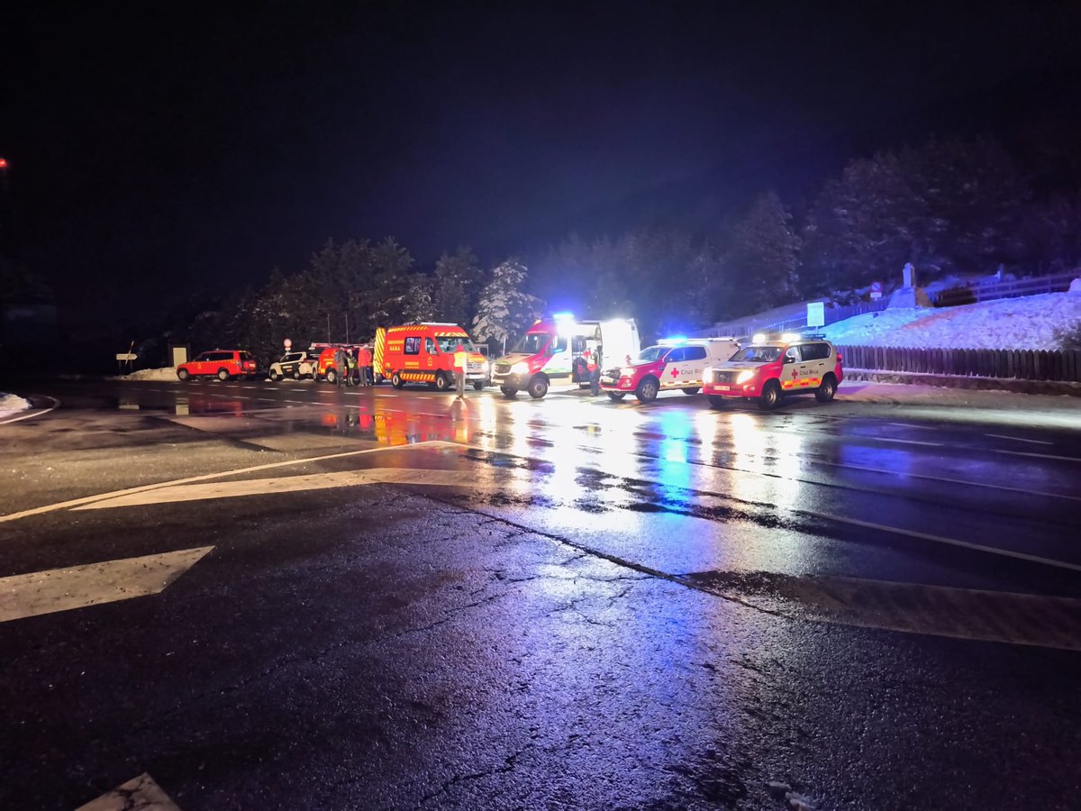CruzRojaMadrid's tweet photo. El domingo, desde @emergenciasCREM, participamos en la búsqueda de dos personas perdidas cuando hacían senderismo en Peñalara, junto a #GERA de #BomberosCM, #SEREIM de @guardiacivil y #AgentesForestalesCM.
Afortunadamente, la pareja fue rescatada tras dos horas de búsqueda. https://t.co/oBJxZKQb0K