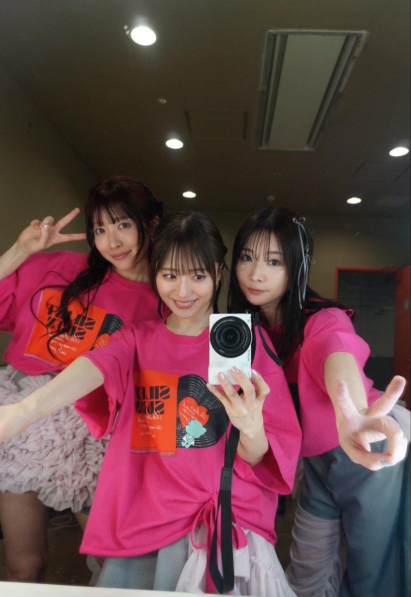 kurosakayukako's tweet photo. SILENT SIRENフルアルバム
「TRIANGLE」4月15日(水)リリースするよーっ‼︎

アルバムを引っ提げて、全国ツアーも開催！
初日は5月1日(金)すぅの地元福島ヒップショット🔥‼︎
結成16周年ということで全国16ヵ所周ります‼︎ツアーファイナルは10月25日(日)豊洲ピット‼︎ みんなぜひ遊びに来てねっ♡
ツアーのチケットは1月13日から販売開始だよーっ‼︎

#サイサイ #SILENTSIREN #サイサイTRIANGLE