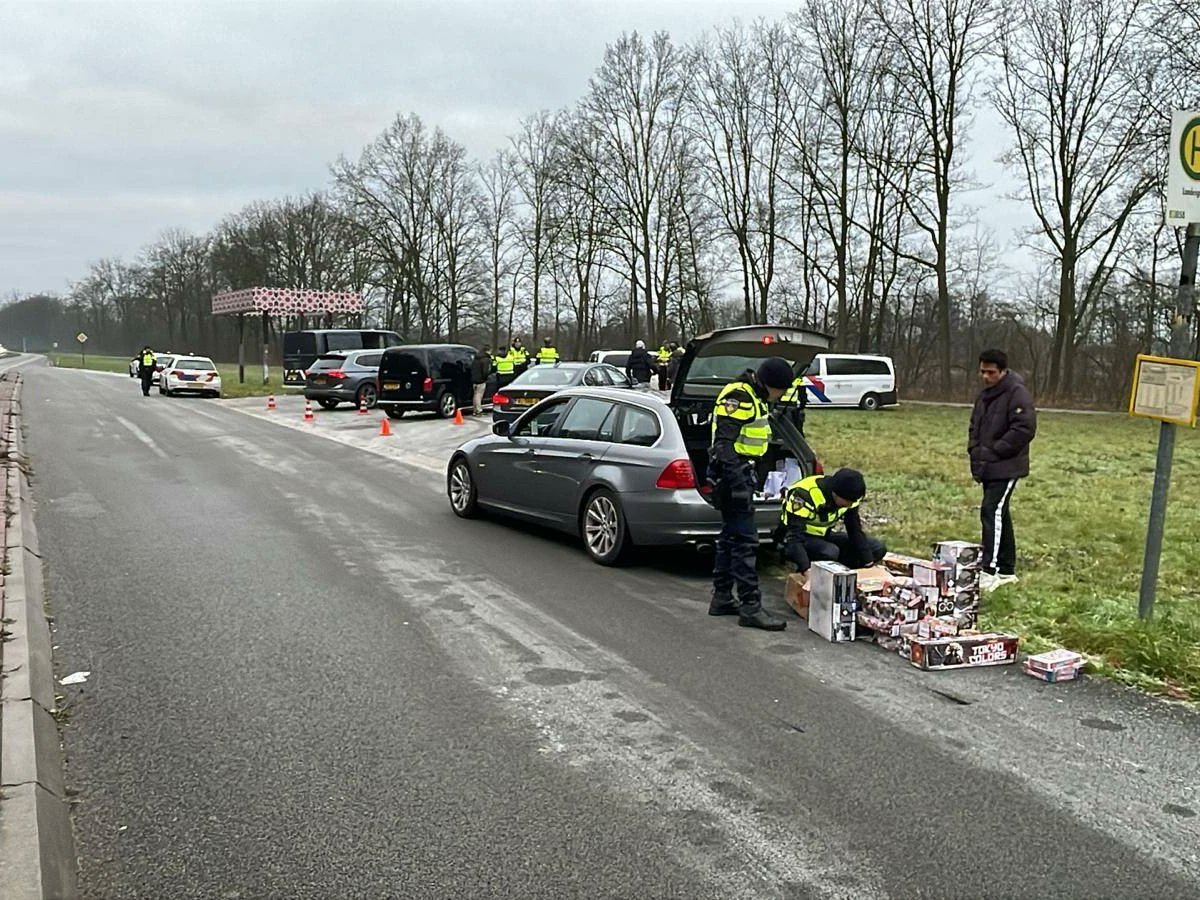 jwprosje's tweet image. Eerst huilt extreemrechts dat er geen grenscontroles op illegaal spul is, nu zijn er grenscontroles op  illegaal spul en janken ze nog harder.