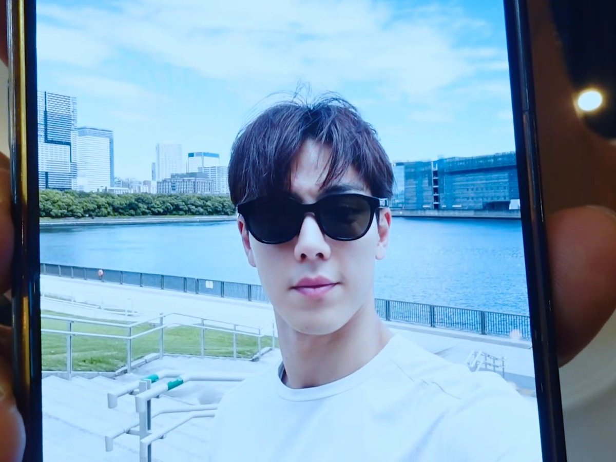 tomyluvshownu's tweet image. Shownu explaining the photos he took:

Morning walk                 Evening walk with
selfie (that he                an unknown
didnt post 🥲)               background selfie

Boyfriend shot               Buried angle 
                                              boyfriend shot
