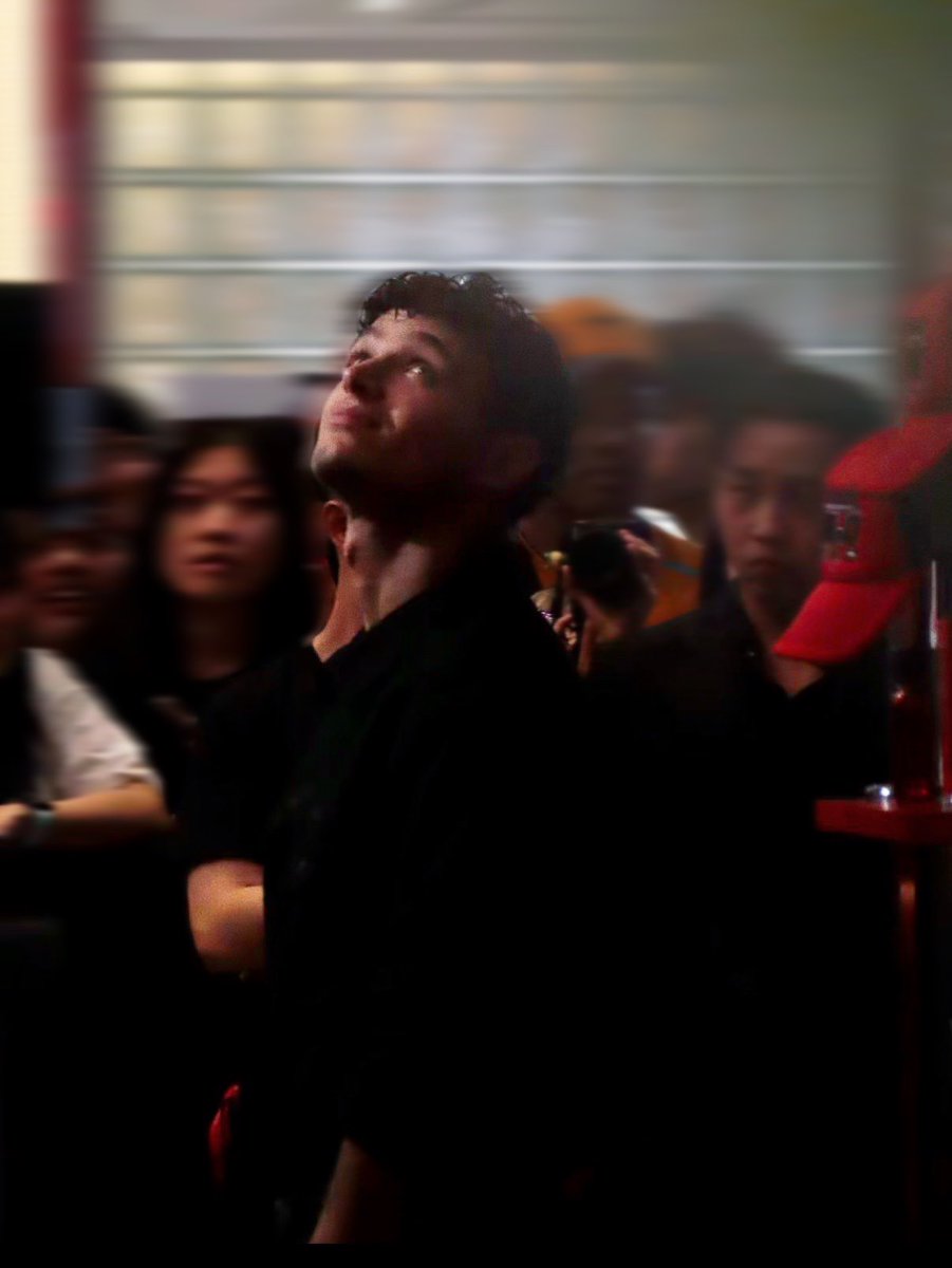 landosolar's tweet photo. “in a room full of people, i look for you” https://t.co/T5Kj9Nut3p