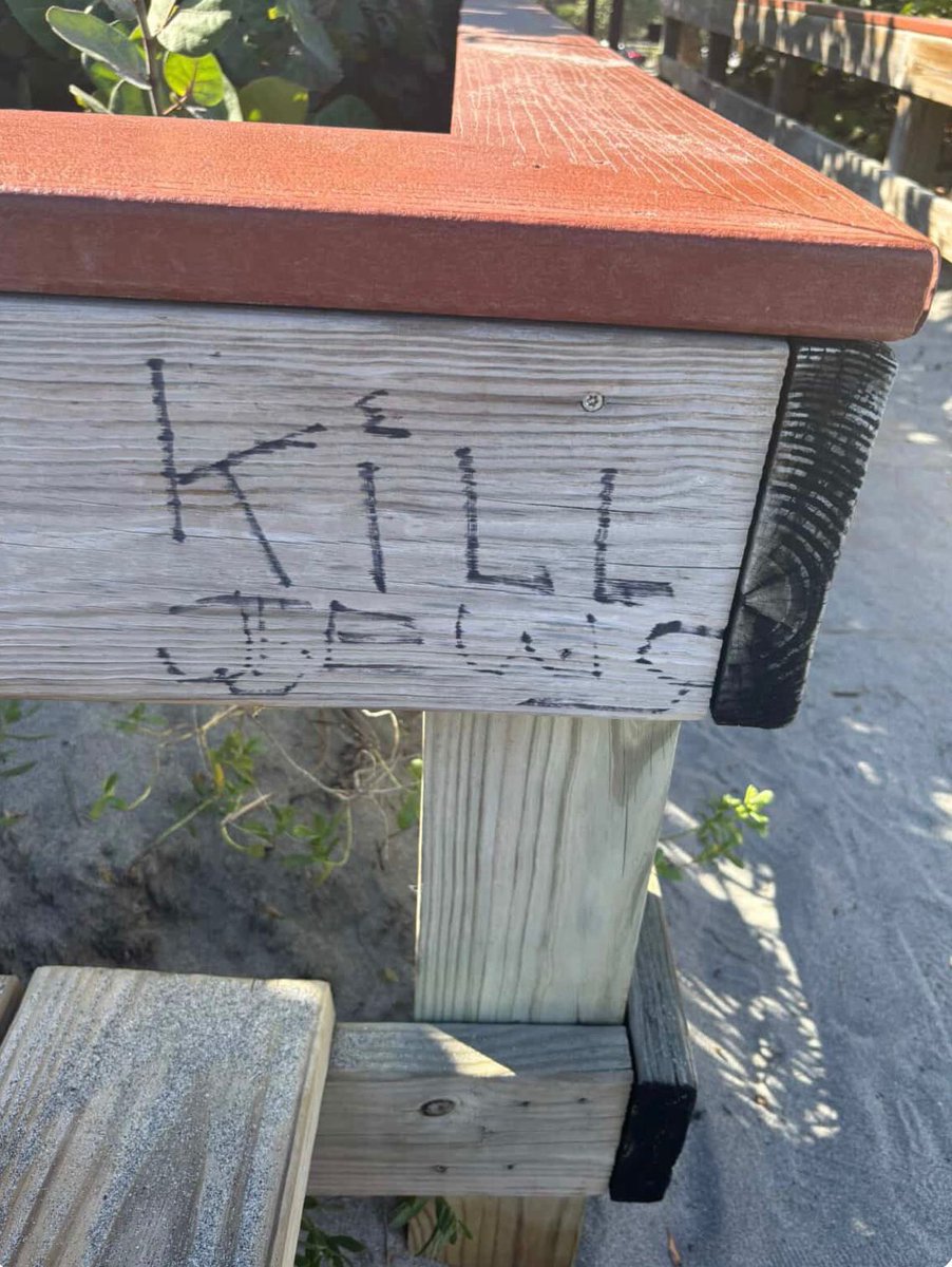 “Kill Jews” was graffitied at the entrance of a beach in Jupiter, Florida 🇺🇸.

We’ve seen this pattern before. At Bondi Beach 🇦🇺, similar messages appeared just weeks before the Chanukah massacre that took the lives of 15 innocent people.

Hate doesn’t start with violence, it