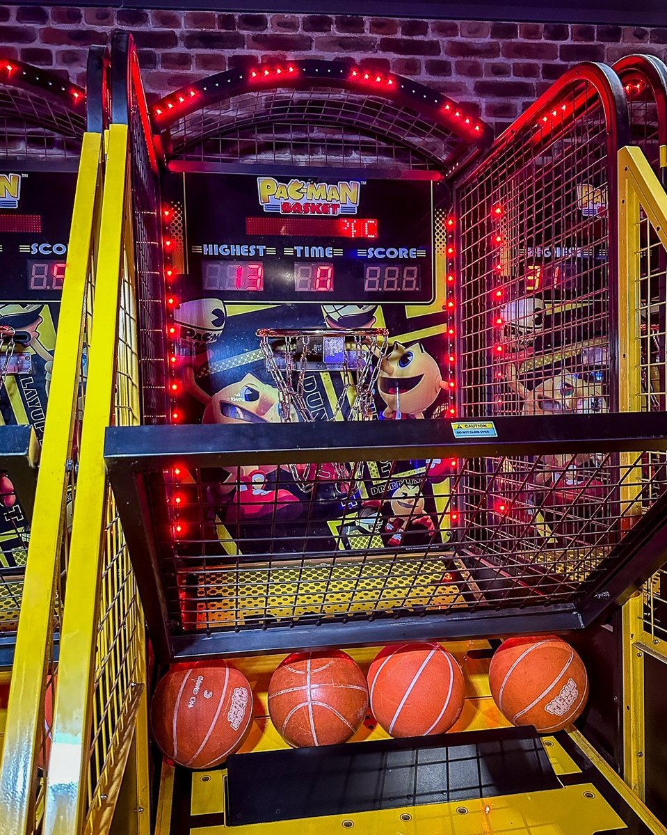 Hoops, pucks, and holiday cheer! 🎄🏀🏒

Basketball or air hockey - which game are you dominating at Hollywod Bowl this festive season? Tell us your top score below 👇