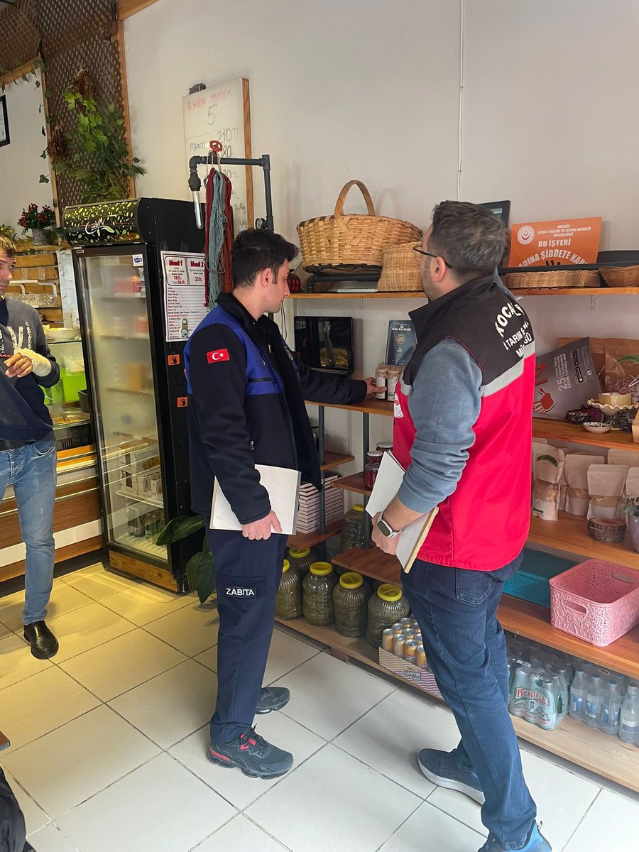 Karamürsel Belediyesi’nden Yılbaşı Öncesi Fırın ve Market Denetimi

Karamürsel Belediyesi Zabıta Müdürlüğü’ne bağlı ekipler, yılbaşı öncesinde ilçe genelinde fırın ve marketlerde denetimler gerçekleştirdi.