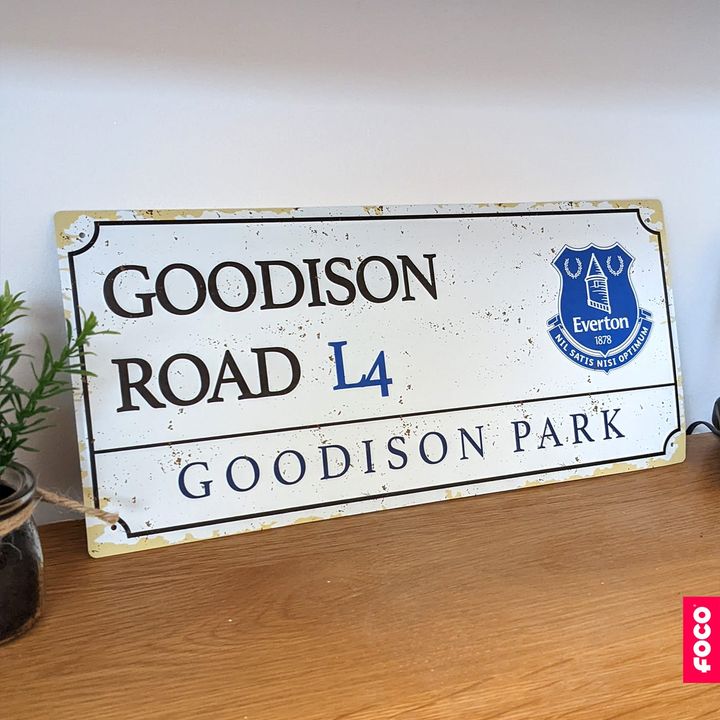 Having family or friends over? Make sure there's no question which team you support by displaying this Everton FC Retro Street Sign! ⚽