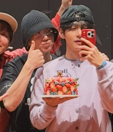 taekookievkkk's tweet photo. obviously what a lovely birthday gift to us, meanwhile jungkook doesn't even remember jm's birthday, no bday wishes for him from jk anywhere. how come jungkook never posted about his supposed boyfriend jimid on insta? but posted about only tae on insta, we know who the real bf is https://t.co/XWfAoHOSsv
