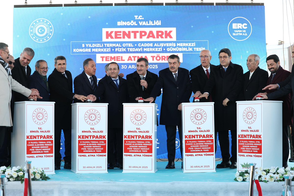 📍 Bingöl Kentpark Temel Atma Töreni

Bingöl’ün sosyal hayatına ve ekonomisine değer katacak Kentpark Projesi’nin temelini attık. Sağlık ve termal turizm altyapısıyla istihdamı artıracak, yerel esnafımızı güçlendirecek ve şehrimizin marka değerini yükseltecek bu yatırımın