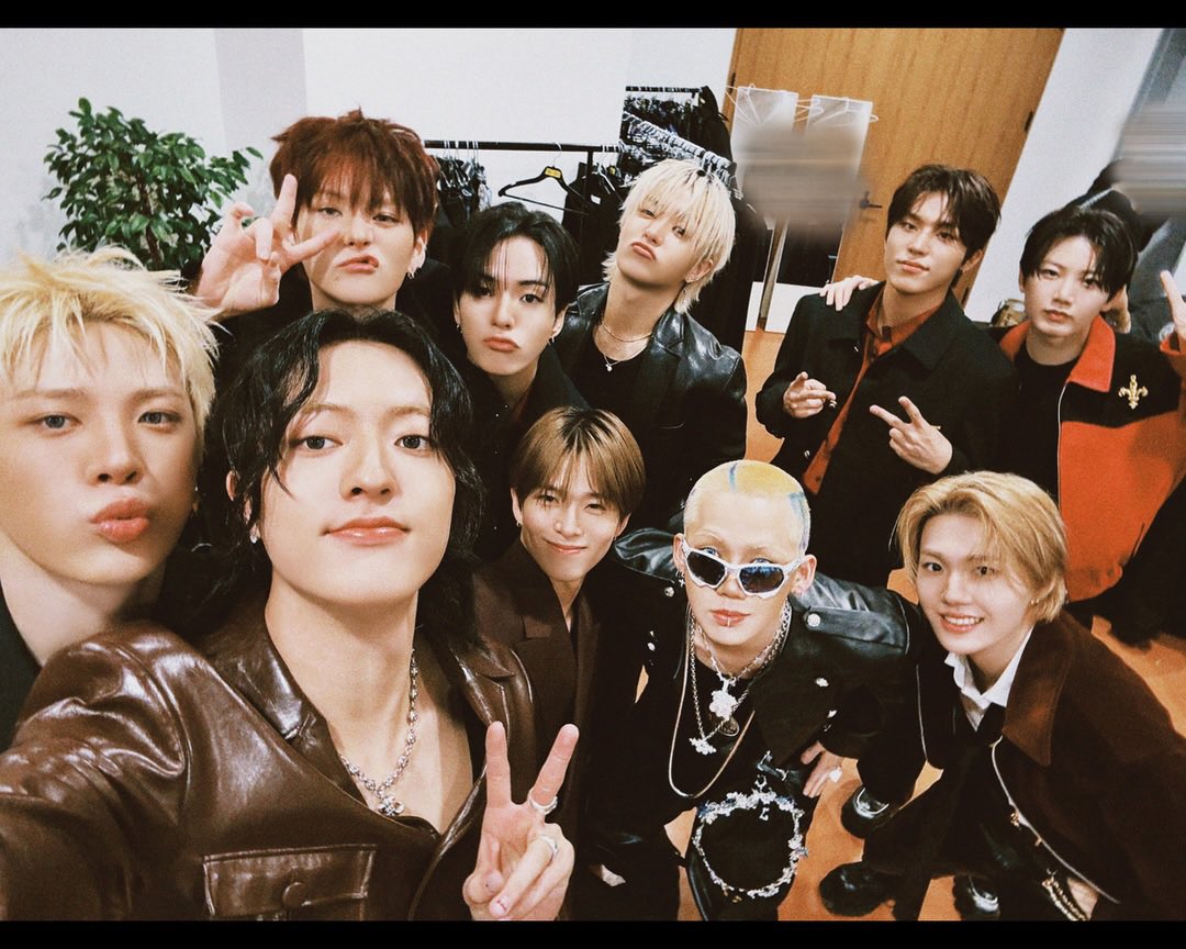 treasuremenfess's tweet image. We love you our TREASURE 10 💛