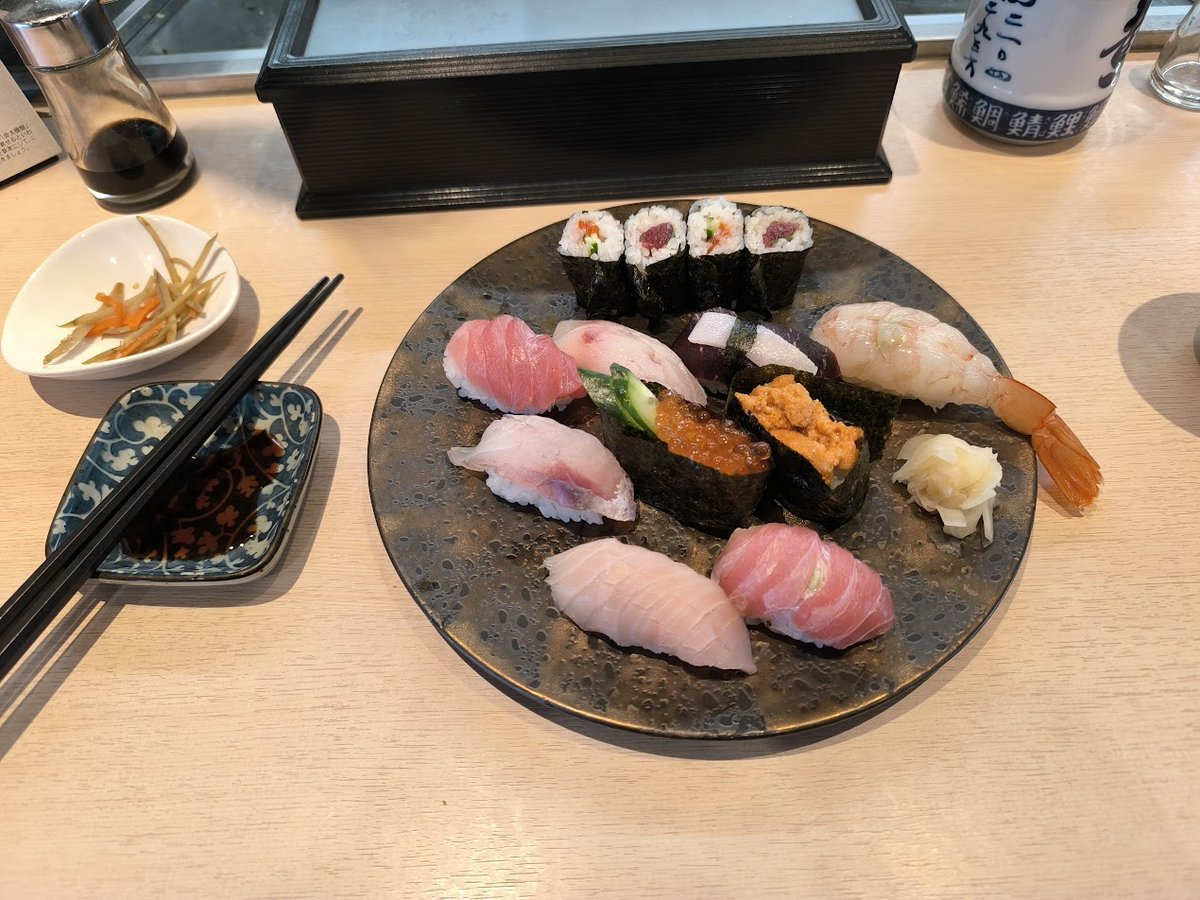 Ohchar3's tweet photo. #スナックまかみ
仕事納め直後、キャンプに行った際にお昼ご飯で食べたお寿司！エビの右隣にあるのが鯨のお寿司なのです。大変美味しゅうございました🫡 https://t.co/wdGxPWatvT