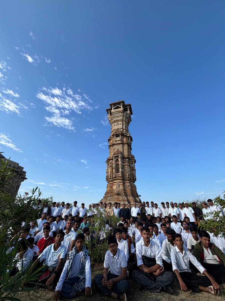 shri_kys's tweet photo. संघप्रमुख श्री के सान्निध्य में शिविरार्थियों ने किया चित्तौड़गढ़ दुर्ग का भ्रमण

चित्तौड़गढ़ के आलोक विद्यालय परिसर में आयोजित हो रहे सात दिवसीय माध्यमिक प्रशिक्षण शिविर के शिविरार्थियों द्वारा 29 दिसंबर को माननीय संघप्रमुख श्री लक्ष्मण सिंह जी बेण्याकाबास के सान्निध्य में 1/3 https://t.co/GVGjEpWC6p