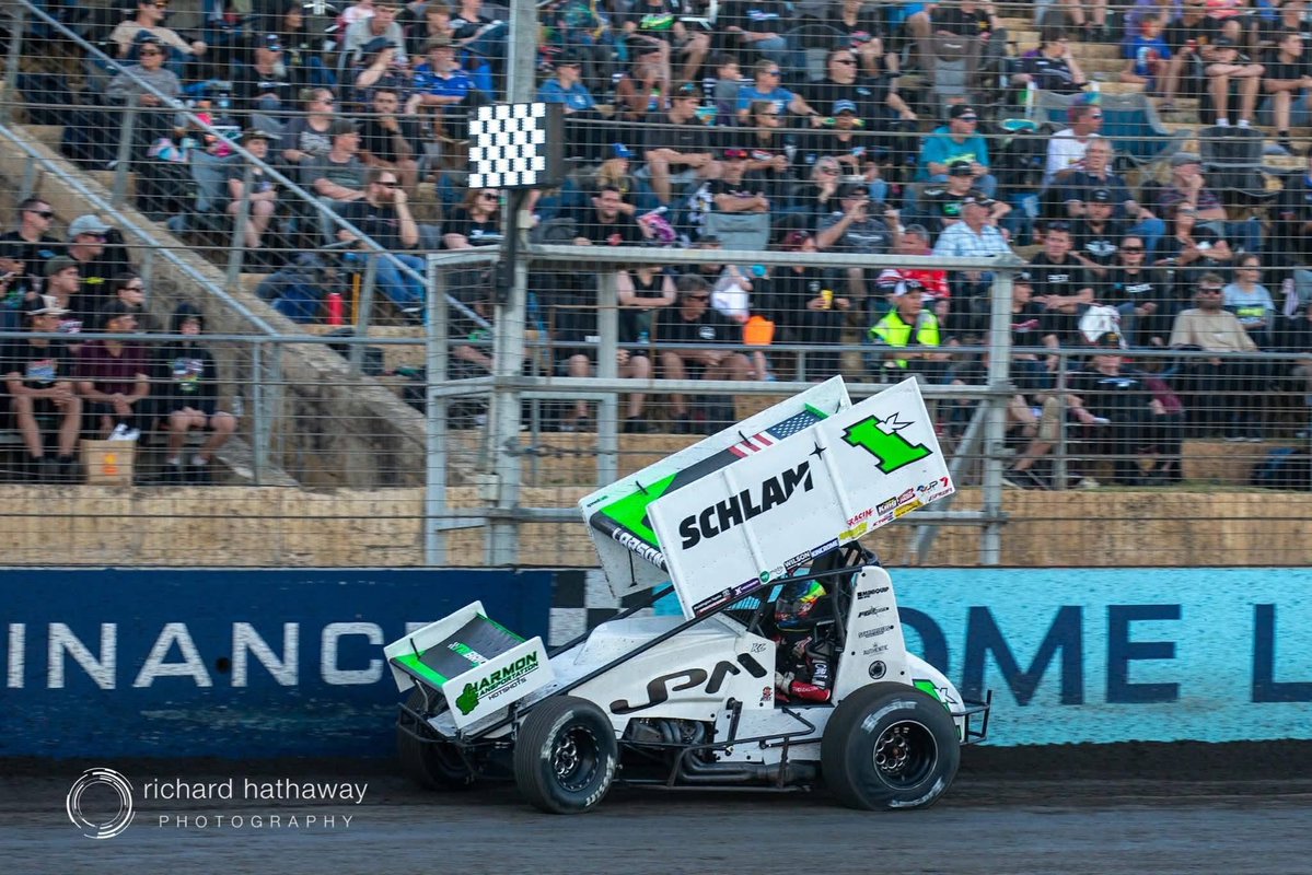 HighLimitRacing's tweet image. 🏁 “𝗬𝗨𝗡𝗚 𝗠𝗢𝗡𝗘𝗬” 𝗪𝗜𝗡𝗦 𝗔 𝗧𝗛𝗥𝗜𝗟𝗟𝗘𝗥 𝗜𝗡 𝗣𝗘𝗥𝗧𝗛!

@KyleLarsonRacin fends off @Corey_Day_, Dayne Kingshott and @MichaelKofoid after an intense battle at @PerthMotorplex!

He goes 𝗕𝗔𝗖𝗞-𝗧𝗢-𝗕𝗔𝗖𝗞 in High Limit International on Australian soil! 🇦🇺