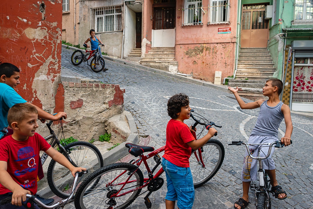 arisimages's tweet photo. The boys are out riding their bikes on the famous Sancaktar Slope in Istanbul. Ongoing project titled "Mystery of Istanbul," https://t.co/WS9kbHUVKW

© Photo: Istanbul, Turkey 2023
#photography #documentaryphotography 
#humanisticphotography #istanbul #turkey https://t.co/XPFrewriKs