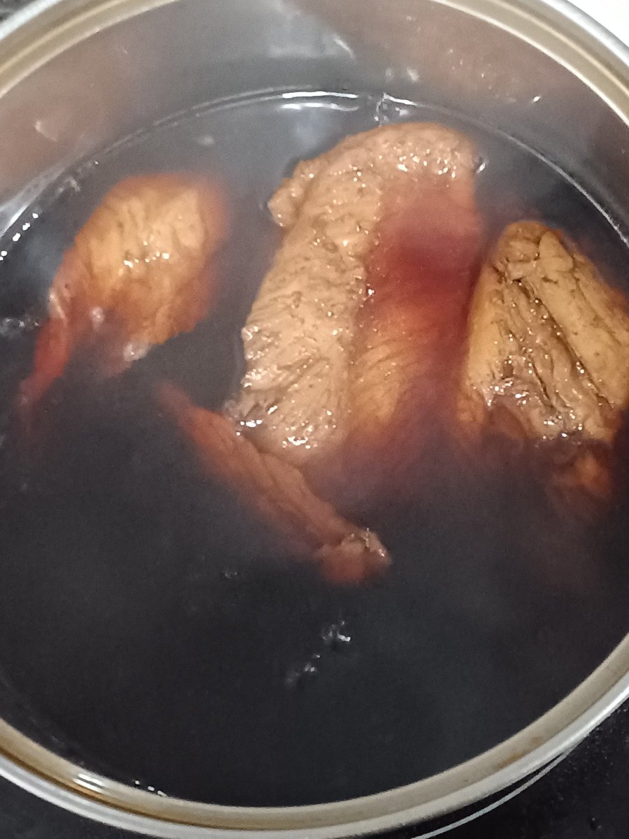 明日のお蕎麦用
鶏チャーシュー煮込み中ﾟ｡･＿φ"(･ω･｀)ｸﾞﾂｸﾞﾂ