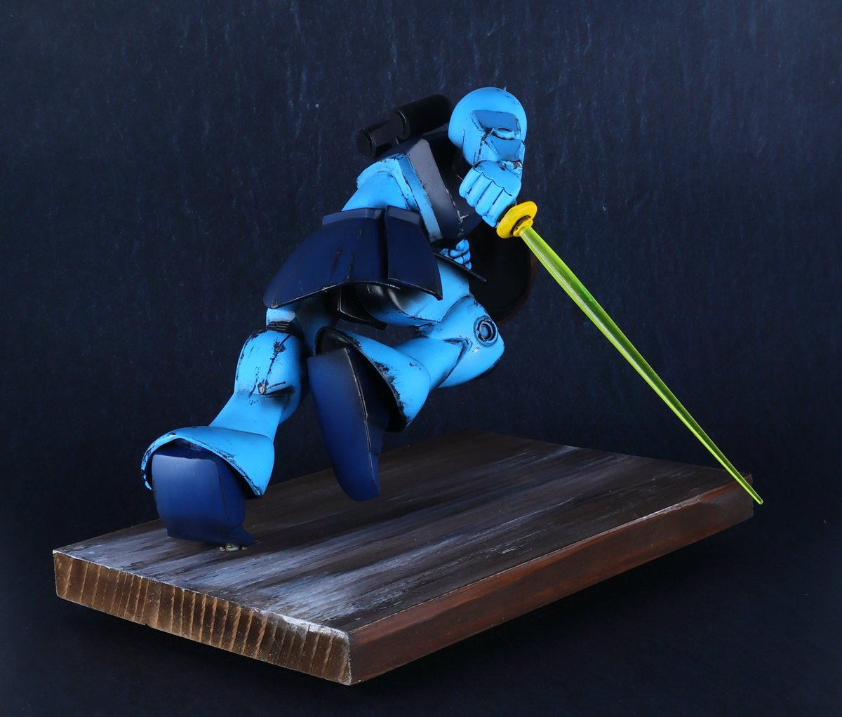 見てください！
2025年最後の完成品！！

旧キット・1/144ギャンを小改造したヴィネット。
作品名は『漢のメンツ』

テキサス・コロニーにてガンダムを討つために突撃を駆けるギャンの勇姿を形にしました。
#ガンプラ 
#旧キット
↓以下詳細