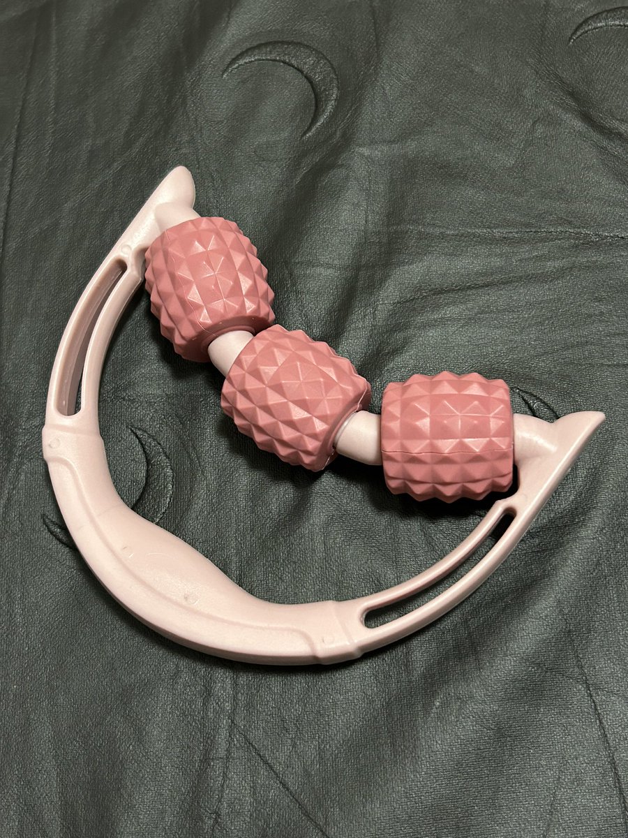 セリアのマッサージ機もらったのですが優秀💕
サイドの突起はツボ押しでプラスチックなので機内持込や湯船でも使用できるます。しっかり握れるので握力の弱い母でも使えました((*´ω`*)ﾉ