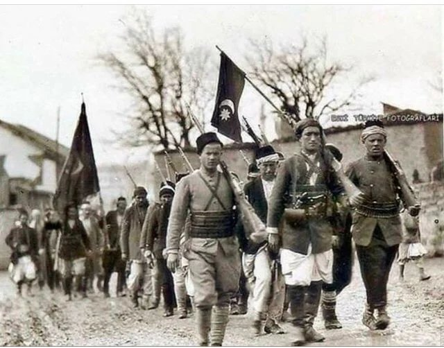 Azerbaycan'dan, Çanakkale'ye savaşmaya giden Azerbaycan Türkleri.

Dedem de Türkiye'de savaşmış ve sonrasında Türkiye'de kalmış askerlerden birisidir.

Azerbaycan ilk Cumhurbaşkanımız Mehmet Emin Resulzade Bey'in kabri Ankara'dadır.

Bana "ülkene dön Azeri" diyen arap kırması,