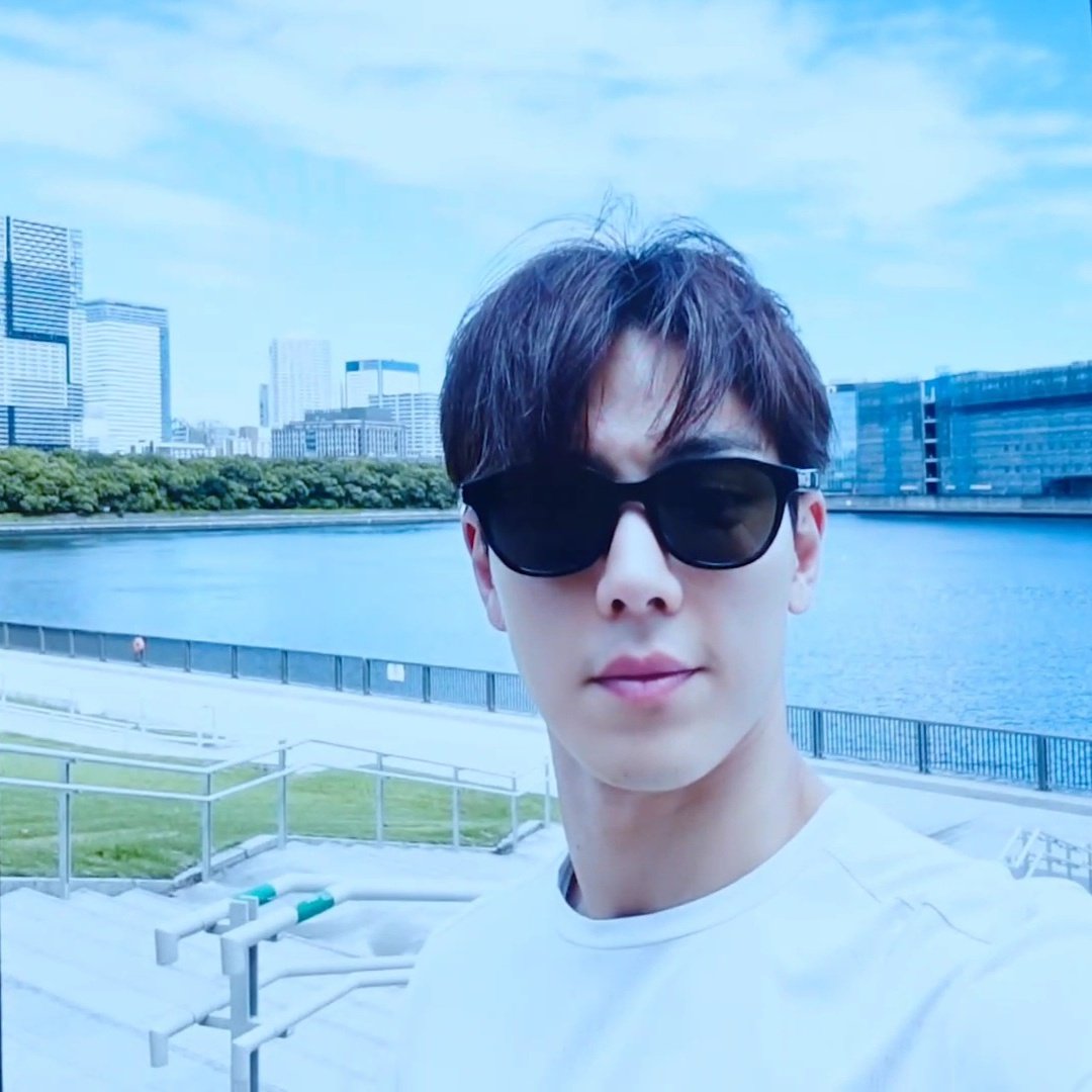 tomyluvshownu's tweet image. When Shownu says he'll post a selfie:

Expectation 😎                     Reality ;]