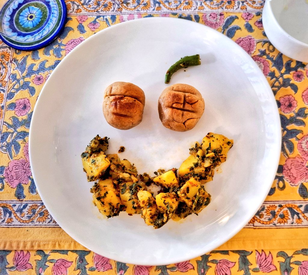 chauchaubhath's tweet image. #Smile on a #plate 

Unlike the smile, the taste was anything but clumsy!
Perfectly cooked baati. Ghee enough to let us know it's there, yet not make it cloyingly rich. The right warmth. Crunchy crust and chewy core.
The Aloo methi too was perfectly seasoned.
Oh, and purists may