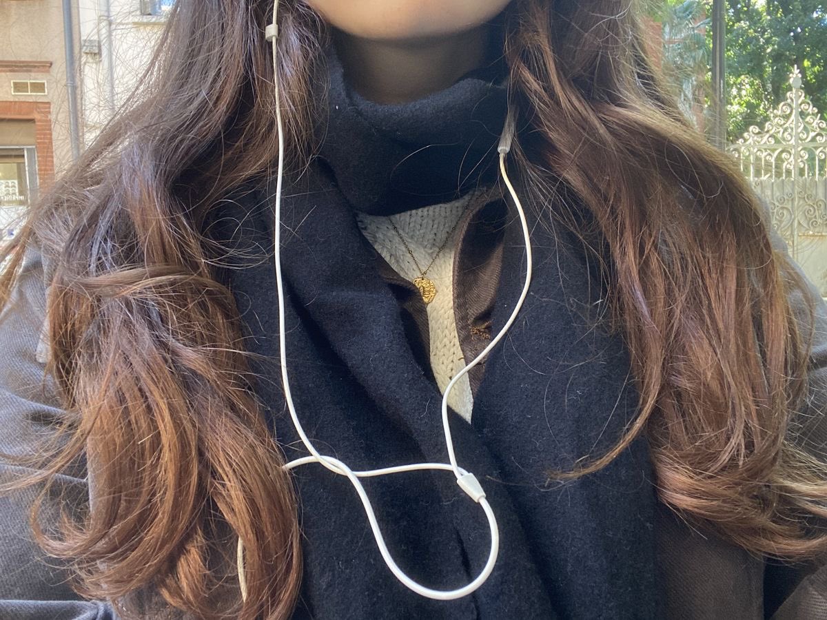 scarlettwants's tweet image. something about white earphones