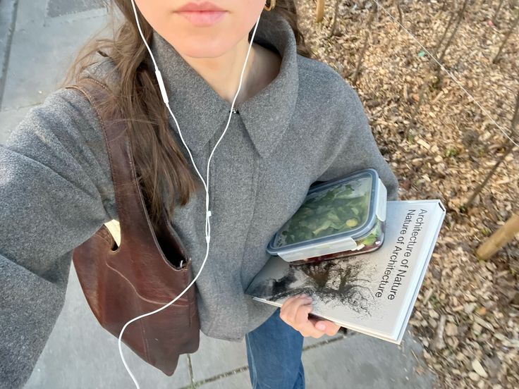 scarlettwants's tweet image. something about white earphones