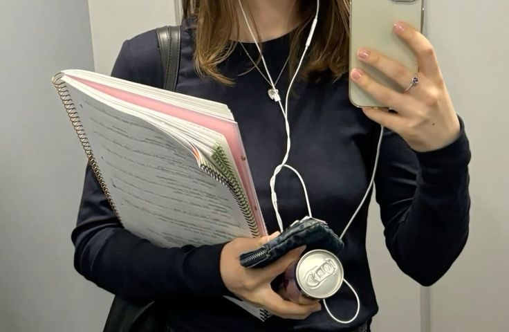 scarlettwants's tweet image. something about white earphones