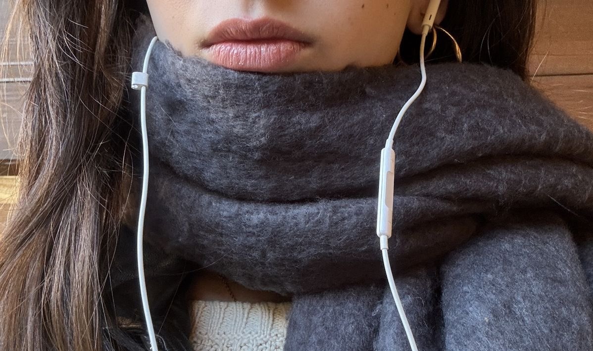 scarlettwants's tweet image. something about white earphones