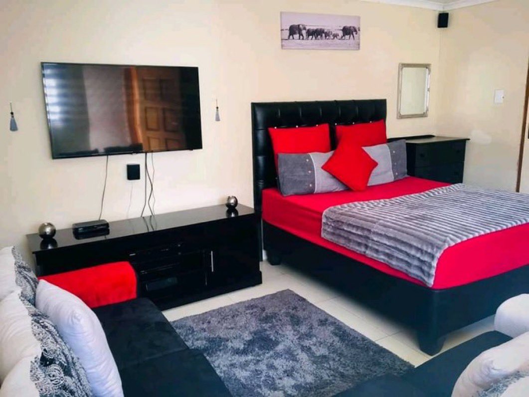 Amiratgirl's tweet image. How a man's room should be