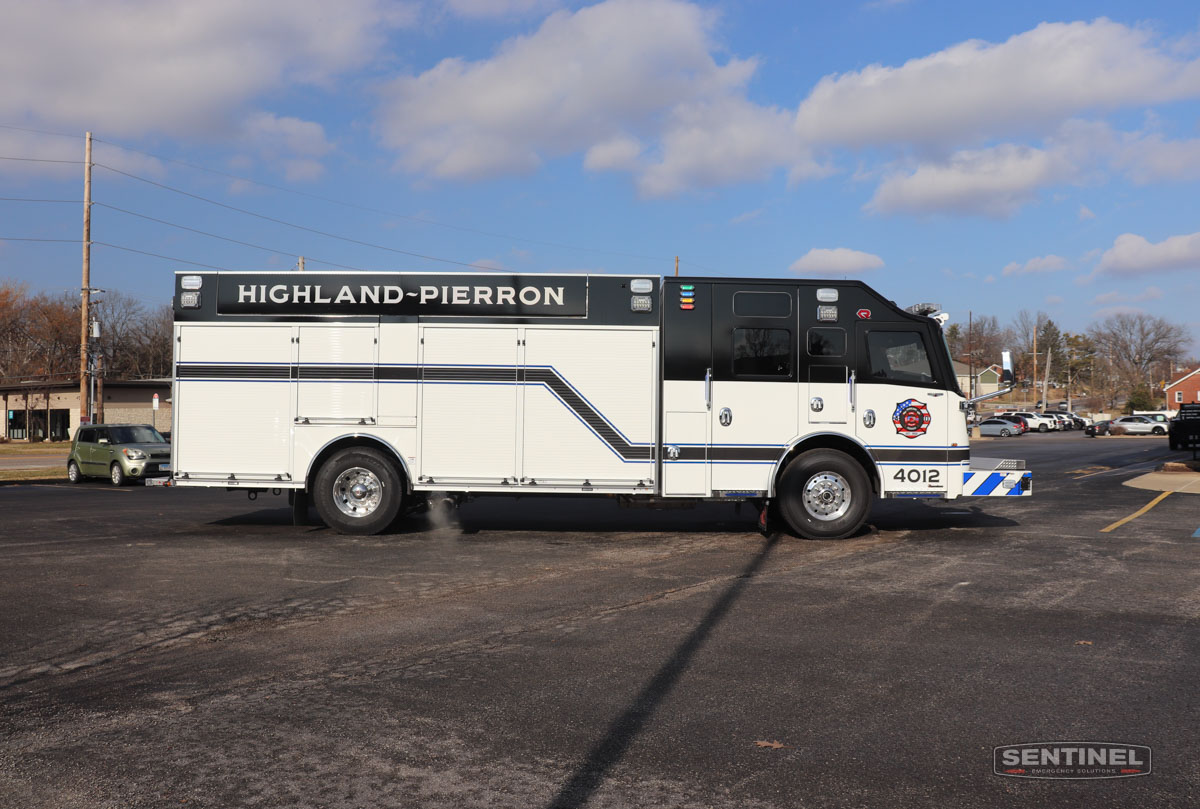 Sentinel_EmgSol's tweet image. NEW DELIVERY! The Highland-Pierron FD in Highland, IL has recently taken delivery of this @rosenbauerus Crossfire Pumper! THANK YOU Chief Decker, the Firefighters of the Highland-Pierron FD, and the Board of Directors for choosing Sentinel and Rosenbauer! sentineles.com/highlandpierro…