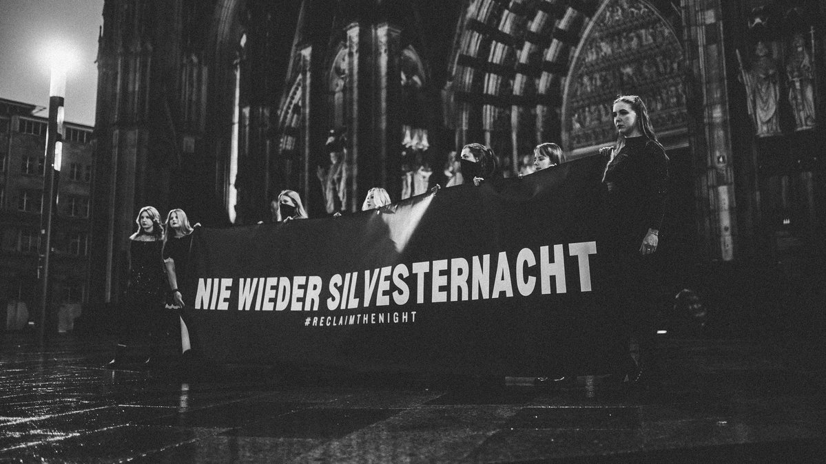 Lukreta_'s tweet image. Zwei Gruppenvergewaltigungen am Tag, fast 128k Sexualdelikte im Jahr 2024 -
🎆 Zehn Jahre nach der Kölner #Silvesternacht ist für uns klar: Grenzschutz ist Frauenschutz!

Wir wollen uns ohne Angst durch unsere Straßen bewegen. Wir wollen die Nacht zurück.

#reclaimthenight