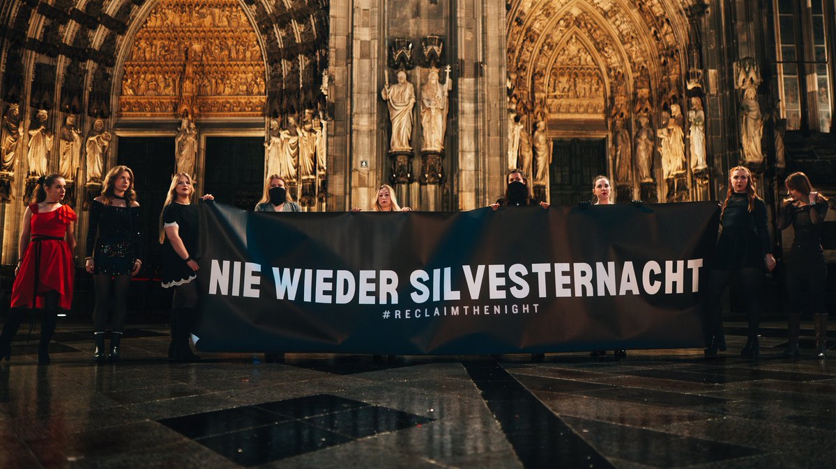 Lukreta_'s tweet image. Zwei Gruppenvergewaltigungen am Tag, fast 128k Sexualdelikte im Jahr 2024 -
🎆 Zehn Jahre nach der Kölner #Silvesternacht ist für uns klar: Grenzschutz ist Frauenschutz!

Wir wollen uns ohne Angst durch unsere Straßen bewegen. Wir wollen die Nacht zurück.

#reclaimthenight