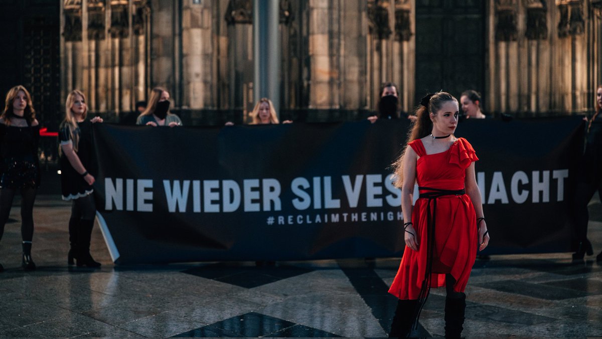 Lukreta_'s tweet image. Zwei Gruppenvergewaltigungen am Tag, fast 128k Sexualdelikte im Jahr 2024 -
🎆 Zehn Jahre nach der Kölner #Silvesternacht ist für uns klar: Grenzschutz ist Frauenschutz!

Wir wollen uns ohne Angst durch unsere Straßen bewegen. Wir wollen die Nacht zurück.

#reclaimthenight