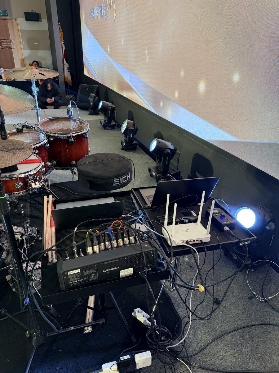 25.12.30(화)
(주)엠티아이 (MTI Co., Ltd.) 송년의 밤
장소 : 경원재 바이 워커힐

한국에 귀국하자마자 행사장으로 이동하여
2025년도의 공식적인 마지막 공연을 마쳤습니다.

#드러머리노 #엠티아이 #drummerlinopark #jdlino #mti