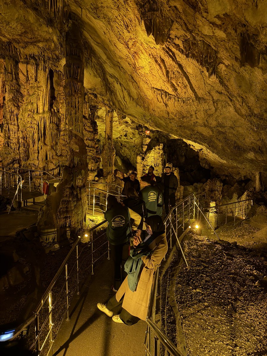 Yerin metrelerce altında, zamanın sabırla şekillendirdiği eşsiz bir dünya… 🌍✨

“Doğanın İzinde Sanat Ballıca Mağarası” projesi kapsamında Ballıca Mağarası’nı gezerek, doğanın binlerce yılda yazdığı sessiz ama etkileyici hikâyenin tadına vardık.

#GSBGM