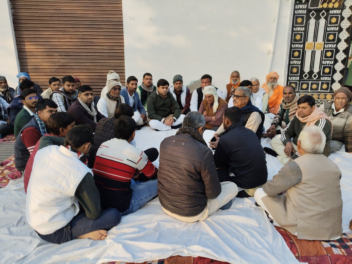 Samajwadi_mpi's tweet photo. आज ब्लॉक करहल के ग्राम सिंहपुर, मदरावली, असरोई, ममसीरपुर, अंडनी, डुड़गांव, नगला आनंद, नगला मसू, नगला रते, नगरिया, नगला अनूप, नादमई, नगला अलाई, नगला खुशाल में शोक संतप्त परिवारीजनों यहाँ पहुंचकर शोक संवेदना व्यक्त करते लोकप्रिय जनप्रिय विधायक मा. श्री तेजप्रताप सिंह यादव जी ! https://t.co/TavUsY4R3I