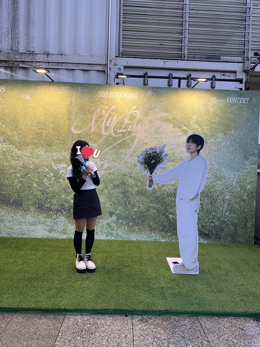 hye1_513's tweet photo. 2025.12.20&amp;12.27 My Page❤︎໒꒱ 𓈒𓏸✧
서울 첫콘과 부산콘에서 드레스 코드 야무지게 맞춰입구 포토존에서 은광이랑 함께😸✌️

#비투비 #BTOB #My_Page #서은광 #SEOEUNKWANG #은광이의페이지 https://t.co/Y2jGX8ZEGm