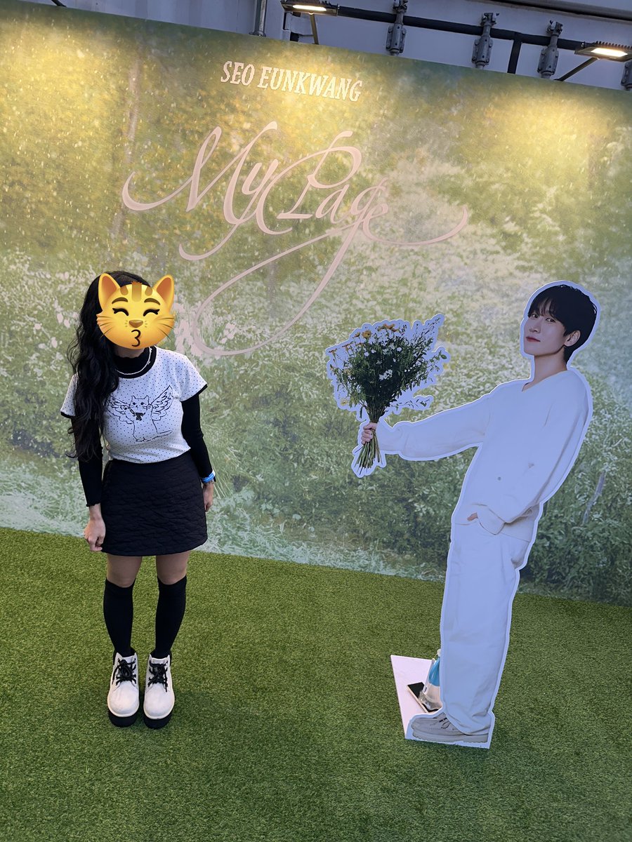 hye1_513's tweet photo. 2025.12.20&amp;12.27 My Page❤︎໒꒱ 𓈒𓏸✧
서울 첫콘과 부산콘에서 드레스 코드 야무지게 맞춰입구 포토존에서 은광이랑 함께😸✌️

#비투비 #BTOB #My_Page #서은광 #SEOEUNKWANG #은광이의페이지 https://t.co/Y2jGX8ZEGm