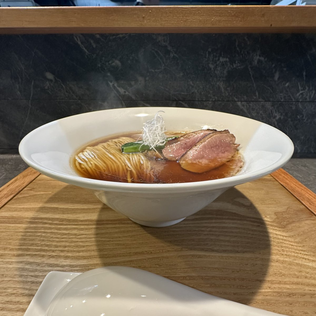 x3CEAqEbFH79CmB's tweet photo. 【RAMEN MATSUI】
特製醤油
【2025.308】
TOKYO RAMEN ⑥
本日3杯目は予約の此方へ
淡麗系の極みは正にこの一杯!
#東京都新宿区
#RAMENMATSUI https://t.co/5bil7npfrb