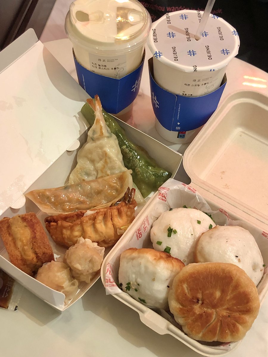 strwbryella's tweet photo. 신세계 강남 지하1층에
여경래셰프 만두 파는거 아시는분...
오늘 자만추해서 먹어봣는데
ㅋㅋ  ㅜㅜ
아빠 소리 저절루나옴 잉.. 육즙봐....🥺
딱 그 중국만두 특유의 돼지육향에 촉촉육즙..
지짐에서는 멘보샤가 진짜... 파사사삭...
만두 살짝 느끼할때쯤 더정 우롱차로 싹 내려주고
할렐만듀..🥟🥢 https://t.co/RN9FKZI8ac