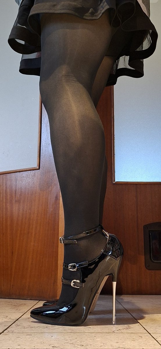 sissylitasm's tweet photo. Alors tu craques sur mes talon? Ou mes jambes ;) 😘 https://t.co/ClZyZkeE1c